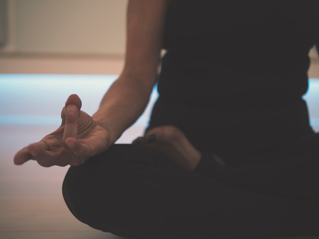Yoga gyakorlatot végző nő a parton napfelkeltekor